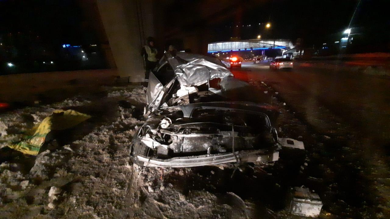 Фото Двое мужчин погибли от удара Subaru о бетонную опору в Новосибирске 3